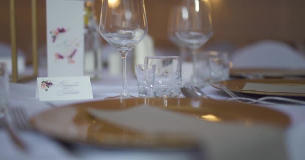 Πολυτελές διακοσμημένο τραπέζι πριν από την εκδήλωση κόμμα — Αρχείο Βίντεο