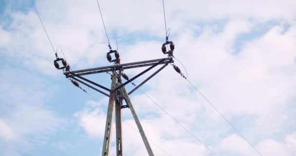 Енергетичний полюс проти красивого хмарного пейзажу — стокове відео