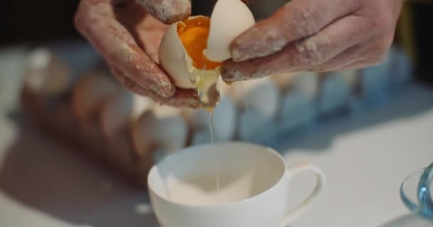 Donna rompere uovo in ciotola in cucina — Video Stock