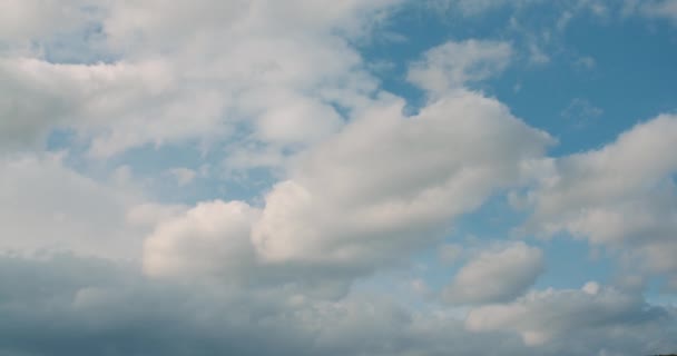 蓝天映衬下美丽的移动云彩 — 图库视频影像