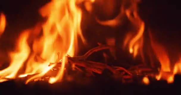 Llama de fuego que quema una hoguera o chimenea en casa — Vídeo de stock