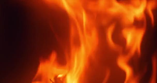 Llama de fuego que quema una hoguera o chimenea en casa — Vídeo de stock