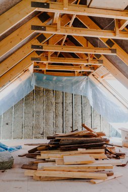 Tavan arası lüks bir dairede yenileniyor.