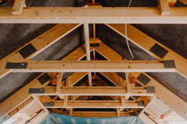 Tavan arası lüks bir dairede yenileniyor.