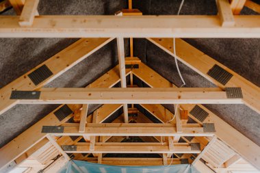 Tavan arası lüks bir dairede yenileniyor.