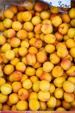 Taze, sarı şeftaliler bir kutuda