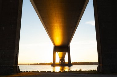 Yazın günbatımında Bottom View High ve Long Bridge