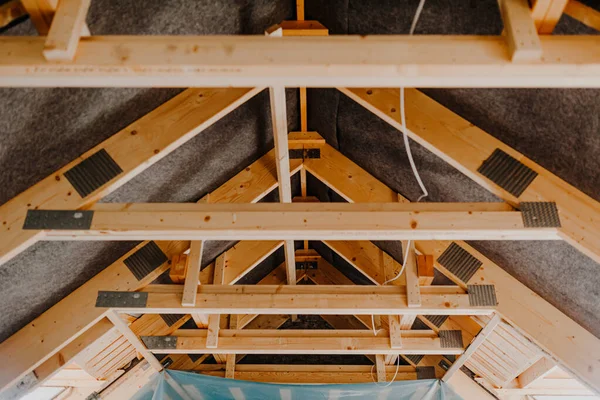 Tavan arası lüks bir dairede yenileniyor.