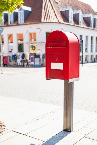 Piros postaláda az utcán a belvárosban Stock Kép