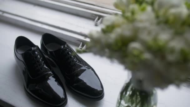 Zapatos negros elegantes. preparación del novio para la boda. — Vídeo de stock