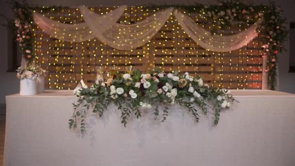 Mesa de boda decorada con hermosas decoraciones de flores — Vídeos de Stock