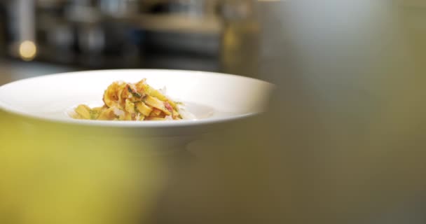 Kok forbereder pasta parabol i italiensk restaurant – Stock-video