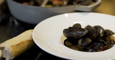 Şef midyeleri süslüyor.