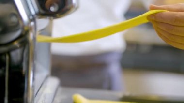 Şef ellerinde hamur yoğurdu.