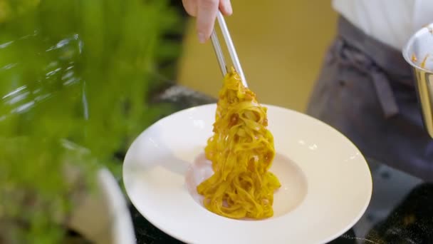 Cozinhar preparando prato de macarrão no restaurante italiano — Vídeo de Stock