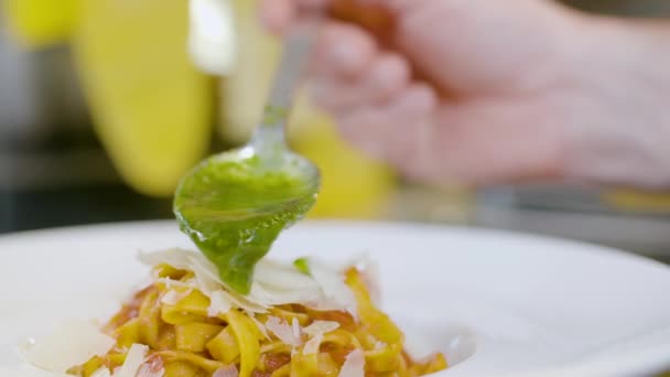 Cocinar la preparación de plato de pasta en restaurante italiano — Vídeo de stock