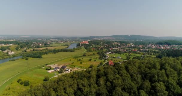 Luftaufnahme von Landschaft und Kleinstadt gegen Berge — Stockvideo