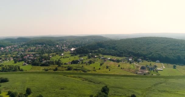 Veduta aerea del paesaggio e della piccola città contro le montagne — Video Stock