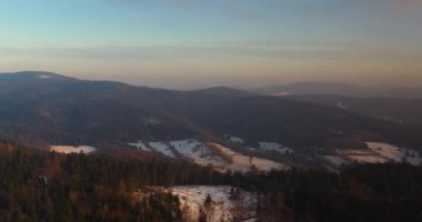 Kışın orman ve dağların havadan görünüşü