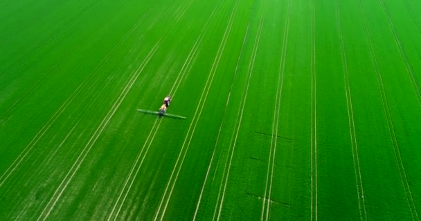 Produkce geneticky modifikovaných potravin. ZEMĚDĚLSTVÍ. Farmer hnojení pole s pesticidy. — Stock video
