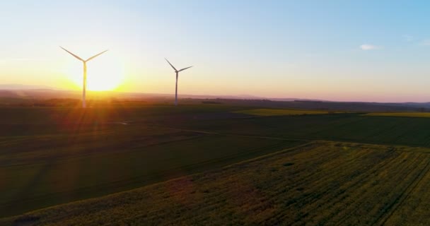 Turbinas de viento al amanecer — Vídeo de stock