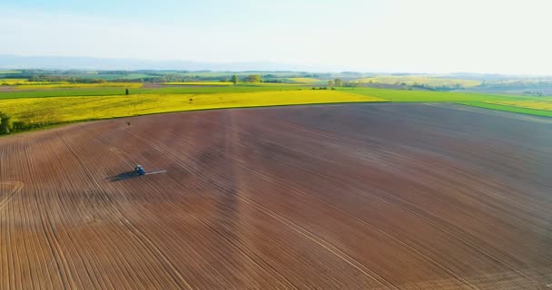 Petani menggunakan traktor untuk menyemprot tanah sebelum menanam. — Stok Video