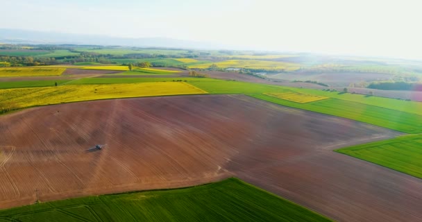 Producción de alimentos transgénicos. AGRICULTURA - Tractor rociando campo fresco con fertilizante. — Vídeos de Stock