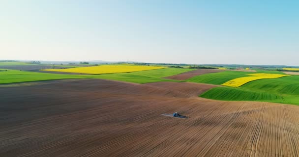 Gmo food production. 화학 물질을 살포하는 트랙터. — 비디오