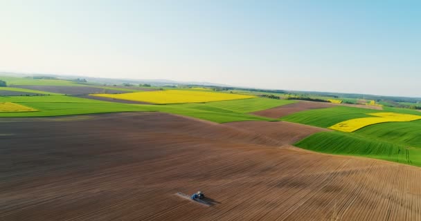 AGRICULTURA. Drone vista del campo de pulverización tractor agrícola. — Vídeo de stock