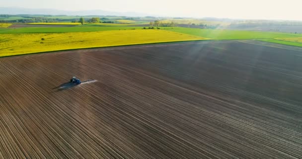 AGRICULTURE. Vue par drone du champ de pulvérisation de tracteur agricole. — Video