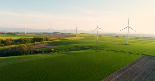 LANDWIRTSCHAFT - Luftaufnahme der sommerlichen Landschaft mit Windrädern — Stockvideo