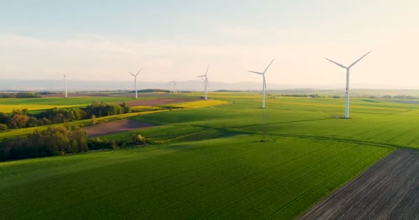 RENEWAL ENERGY - Windmühlen gegen landwirtschaftliche Felder — Stockvideo