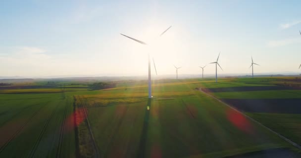 ENERGÍA DE RENOVACIÓN - Turbinas eólicas en los campos agrícolas — Vídeos de Stock