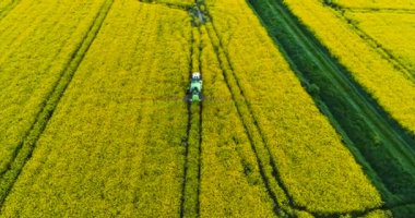 Çiftçilerin tarlaya böcek ilacı sıkması - AGRICULTURE Havacılık.