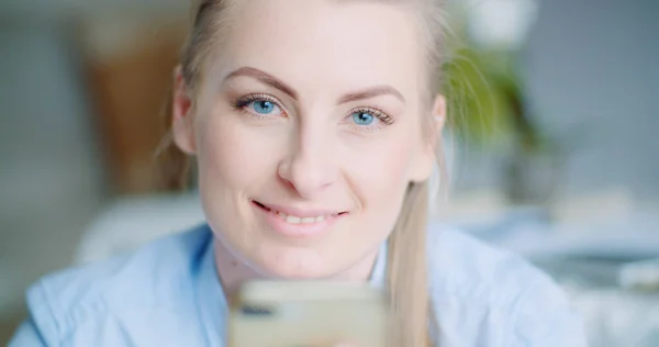 Modern İş Kadını Portresi Kameraya Gülümsüyor