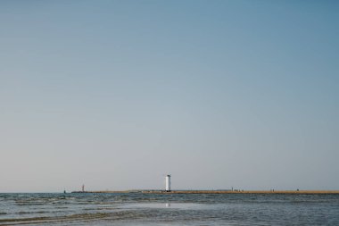 Bulutların güzel manzarası kum ve deniz manzarası