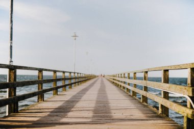 Yazın deniz manzarası ve rıhtım