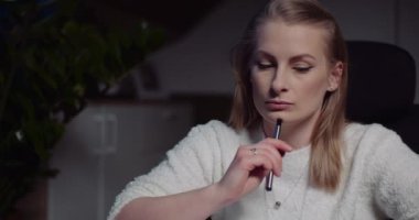 Ofisteki düşünceli kadın.