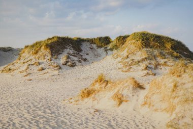 Kum tepeleri Mavi Gök 'e karşı