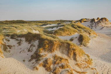 Kum tepeleri Mavi Gök 'e karşı