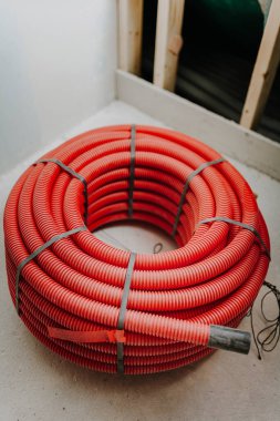 İnşaat alanında uzanan PVC Kanalizasyon Kanalizasyonu