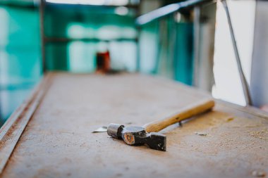 Çelik Çekiç İskelede Yatıyor