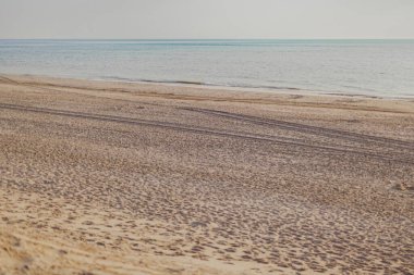 Mavi okyanusa karşı boş geniş sahil