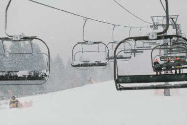 Karlı ve Sisli Hava 'da Kayak Kaldırma