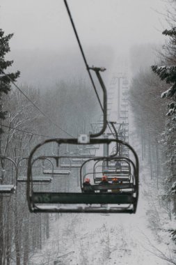 Karlı ve Sisli Hava 'da Kayak Kaldırma