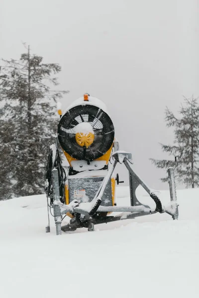 Kışın kayak pistinde kar topu.