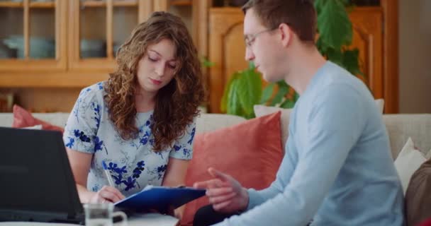 A trabalhar na cena do escritório. Homem e mulher trabalhando no computador portátil. — Vídeo de Stock