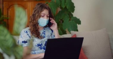 Bilgisayarda Online Bilgisayar Çalışması Yaparken İş Kadını Cep Telefonu Konuşuyor. Covid 19 Konsepti.
