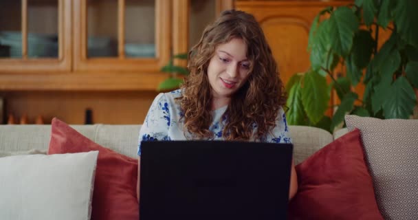 Žena pracující na dálku z domova. Použití e-mailů pro čtení notebooků. — Stock video