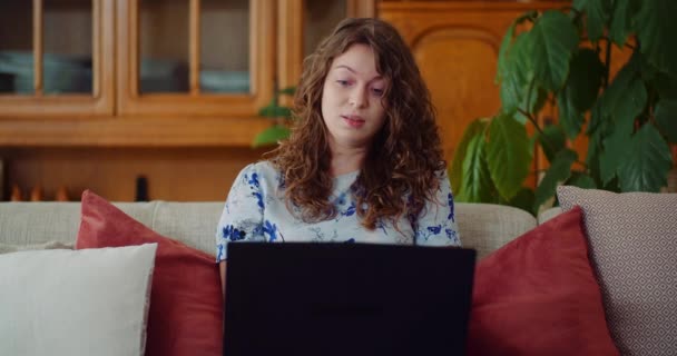 Triest meisje werken op laptop van thuis. — Stockvideo